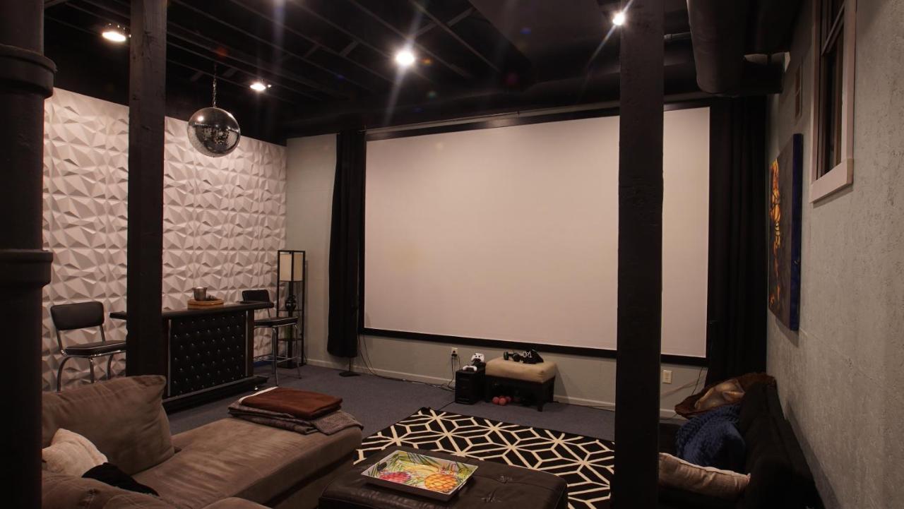 Holiday home 160inch Movie Theater- Great For Movie Night!