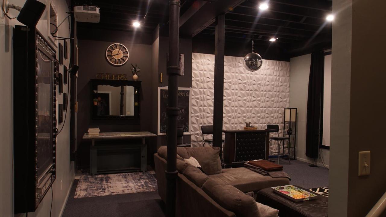Holiday home 160inch Movie Theater- Great For Movie Night! *
